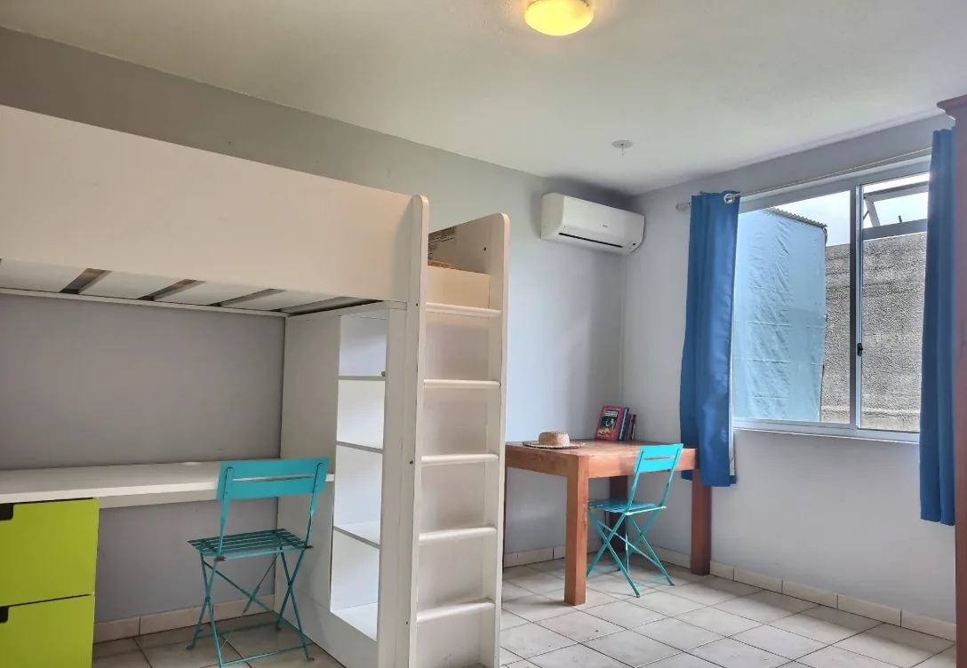 Chambre avec lit mezzanine et bureau
