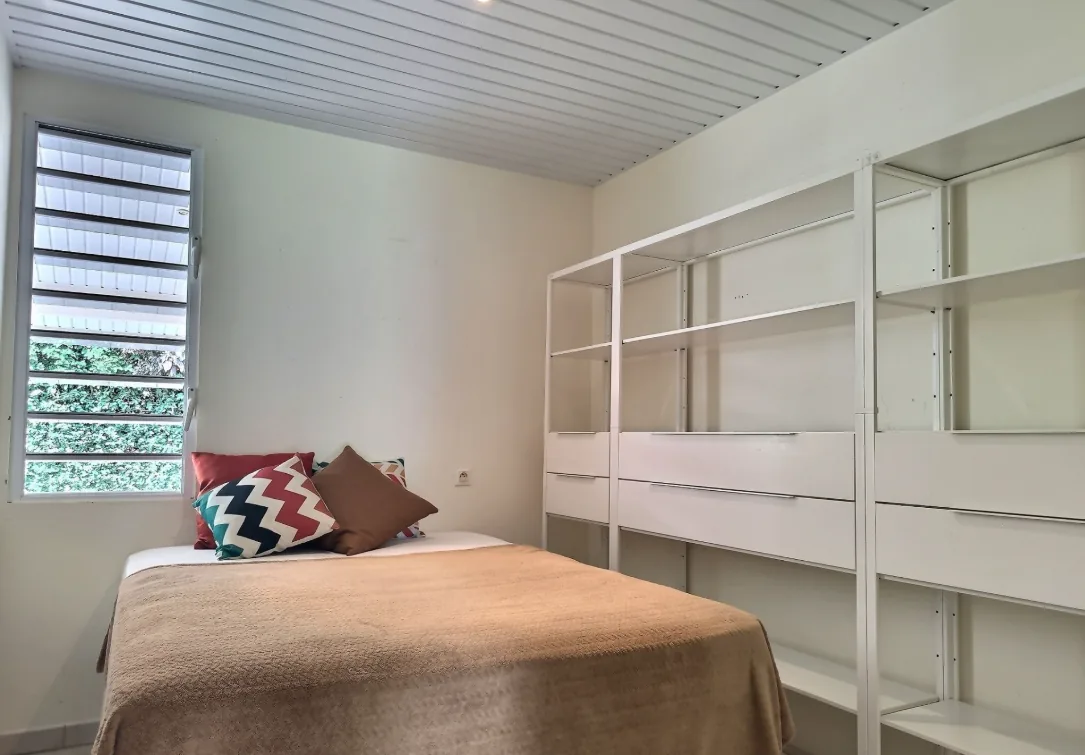 Chambre réaménagée avec lit et rangements