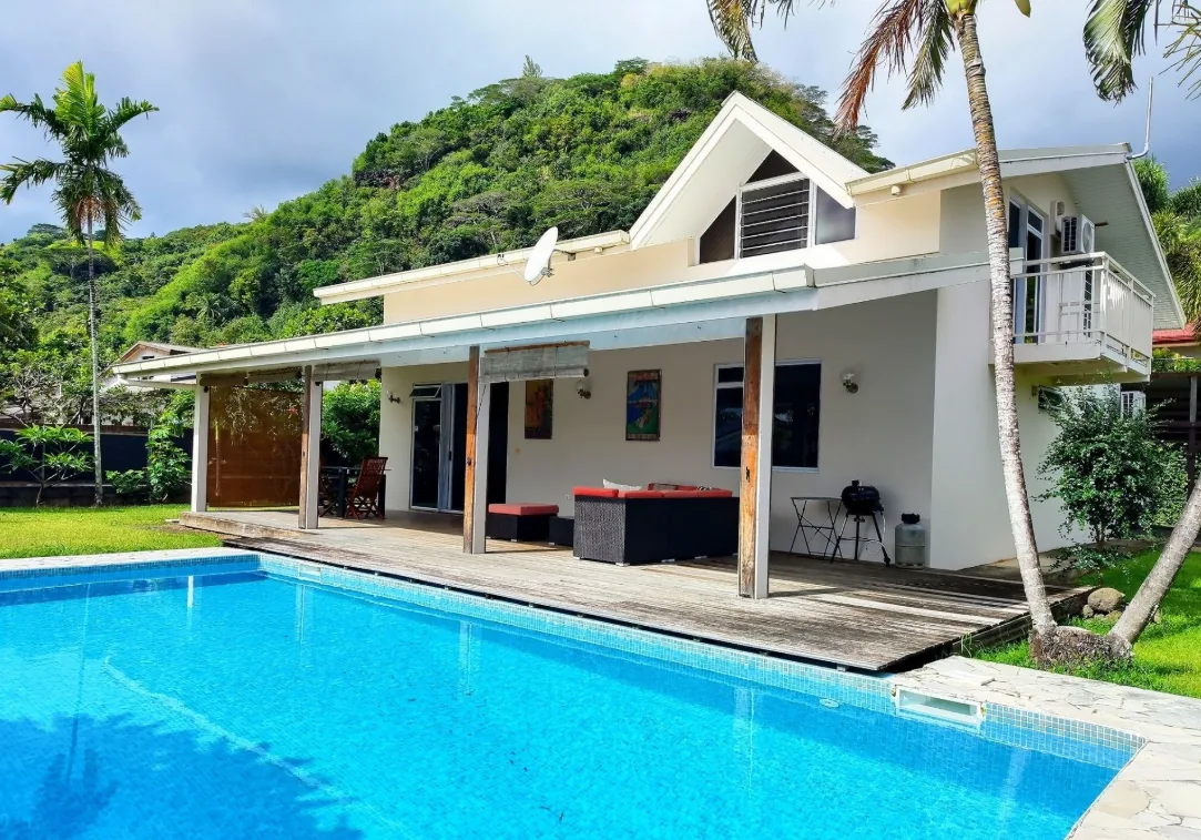 Maison avec terrasse couverte et piscine