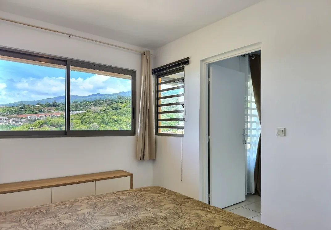 Chambre avec fenêtre sur la montagne