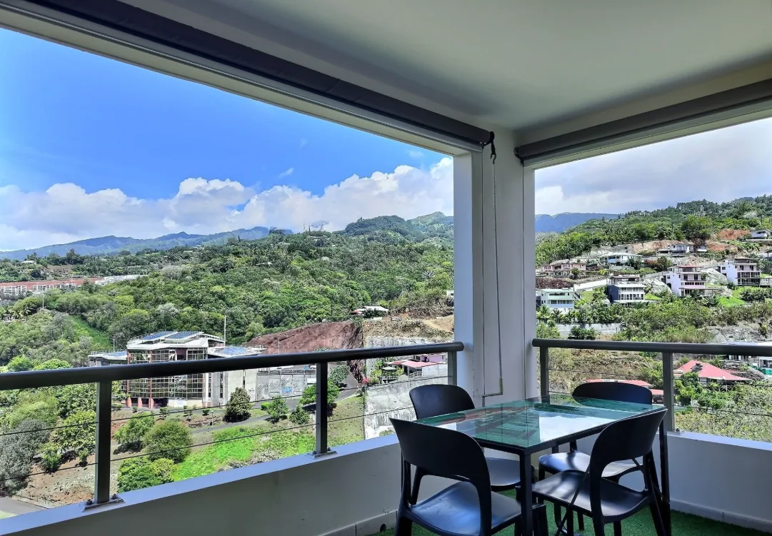 Terrasse avec table et vue sur les collines
