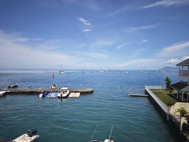 Le lagon, la marina et Moorea à l'horizon