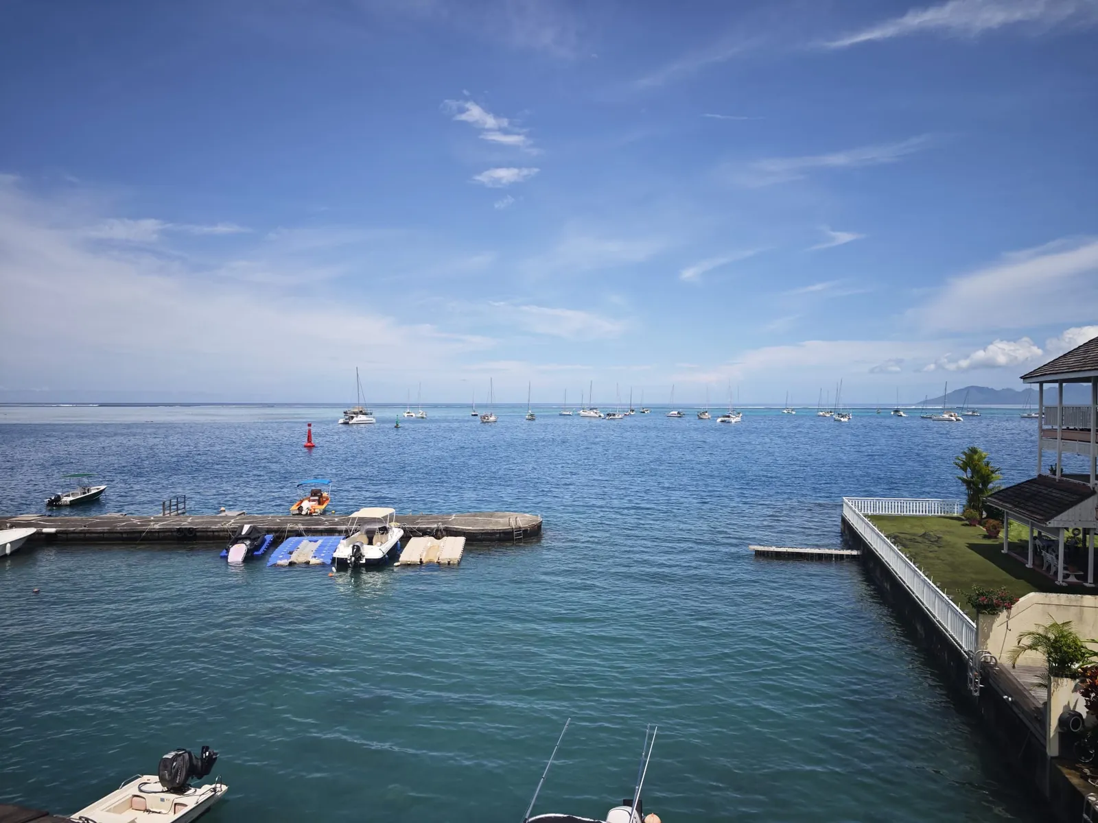 Le lagon, la marina et Moorea à l'horizon
