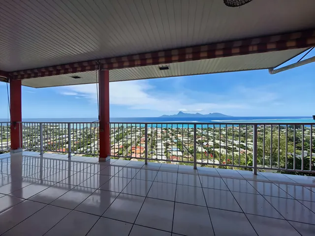 La terrasse couverte de 24 m², face au lagon et à Moorea