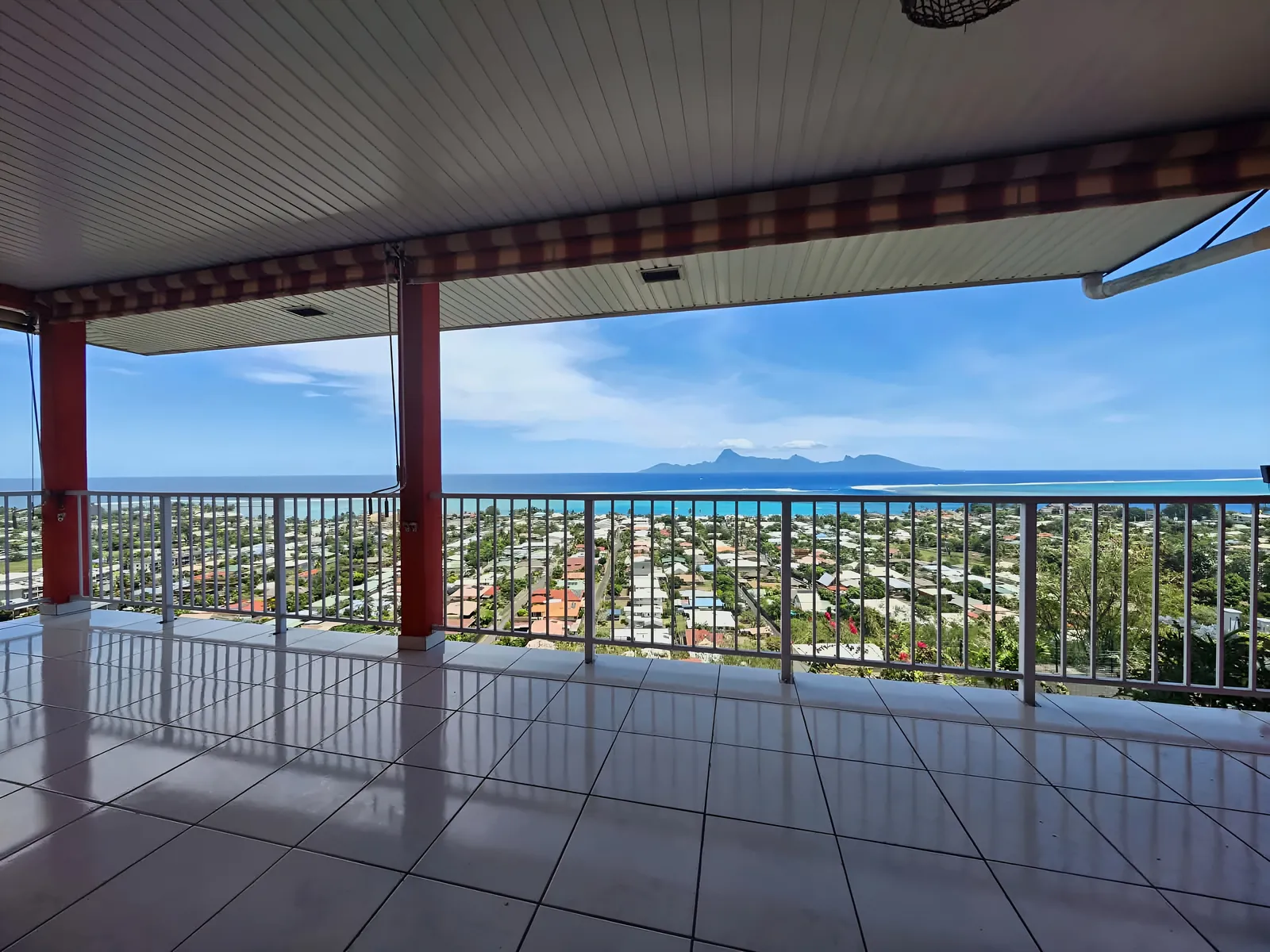 La terrasse couverte de 24 m², face au lagon et à Moorea
