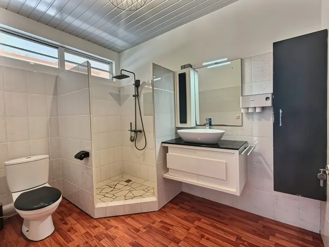 La salle d'eau, avec sa douche vitrée