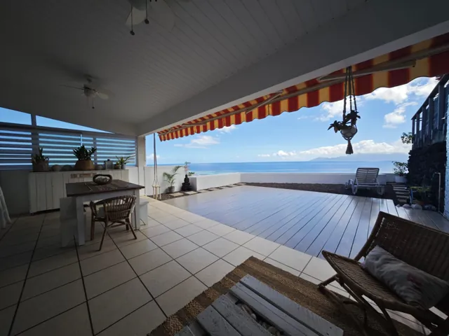 La terrasse couverte, face au lagon et à Moorea