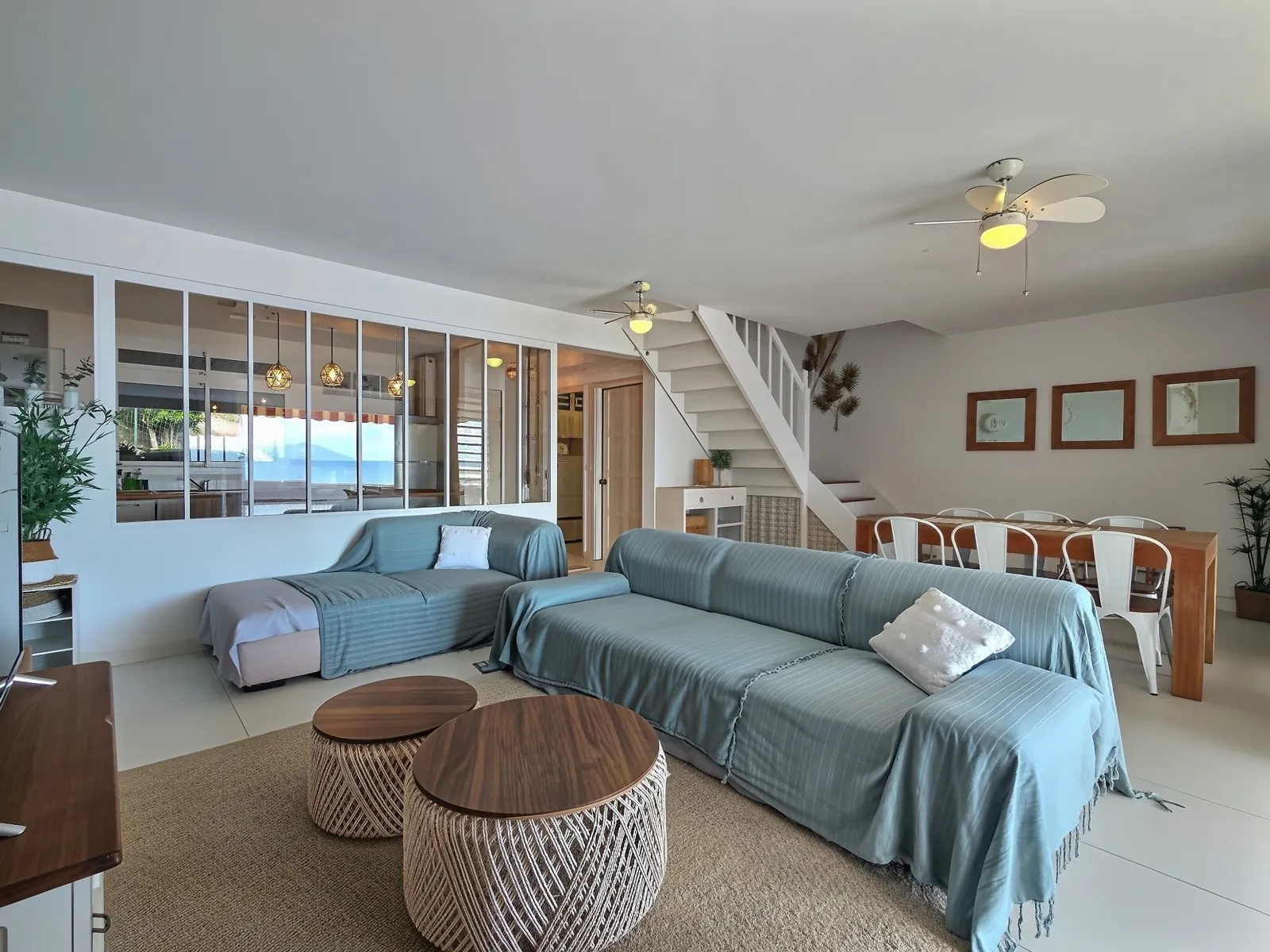 Le séjour de 34 m², ouvert sur la terrasse