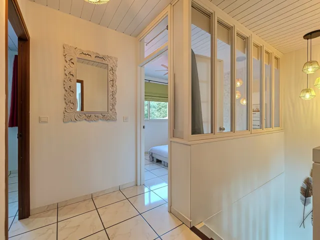 Le palier et la chambre avec verrière