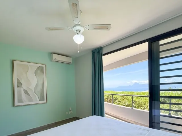 Une chambre climatisée avec vue mer