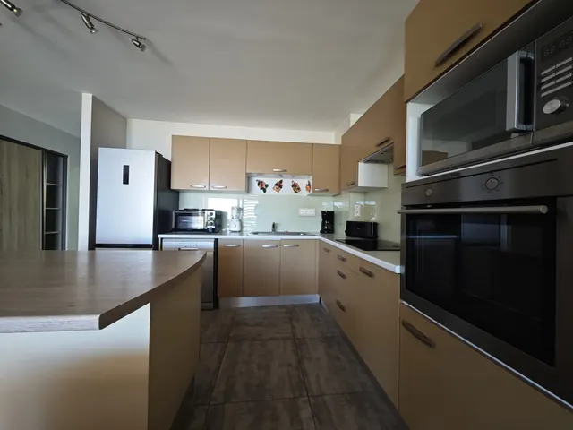 La cuisine équipée avec îlot