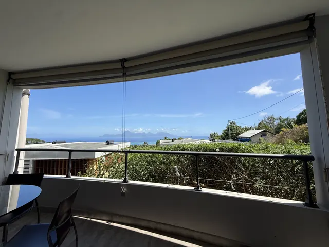 La terrasse et ses stores, vue sur l'océan