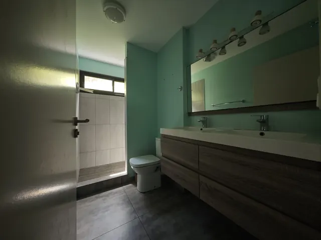 Une salle d'eau à double vasque