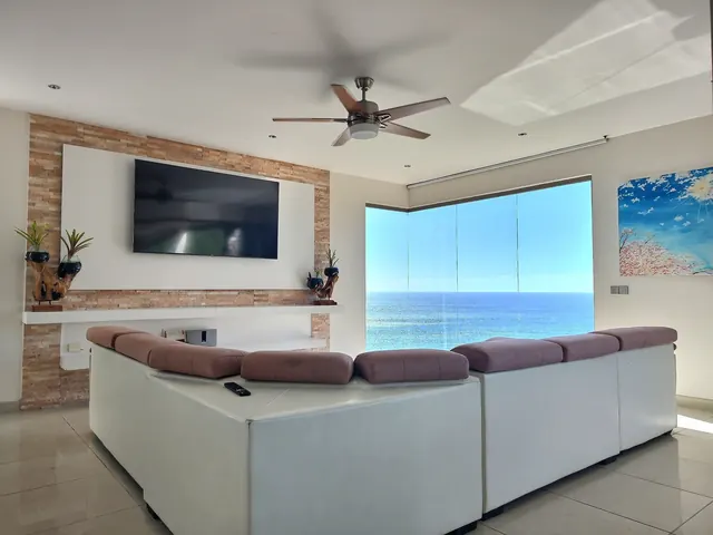Le salon ouvert sur l'océan par une baie vitrée d'angle