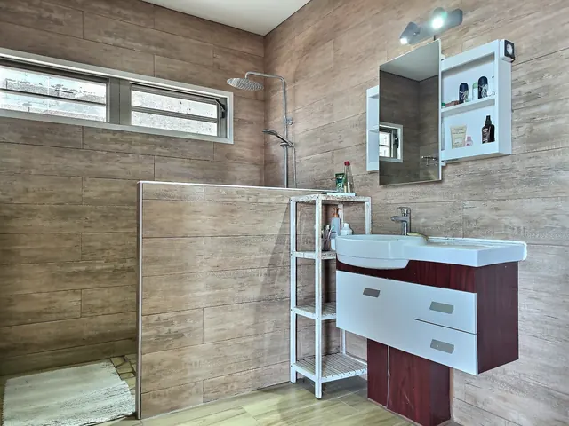 Une salle d'eau aux tons bois
